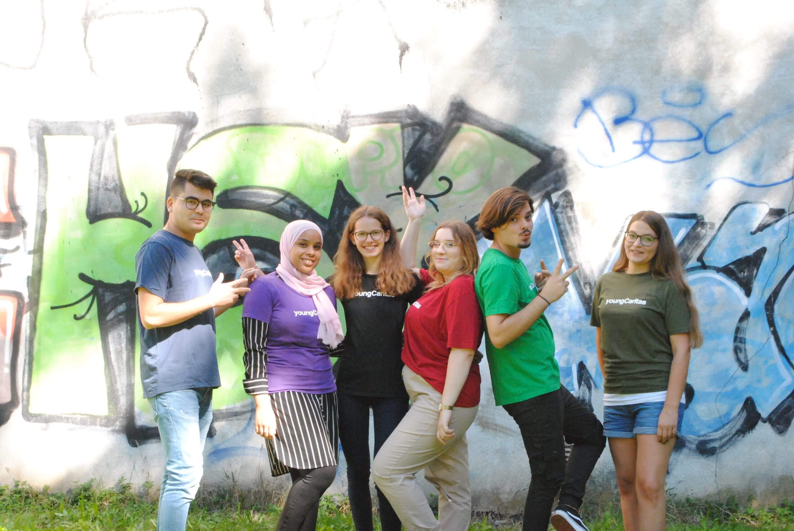 actionPooler*innen vor Graffiti